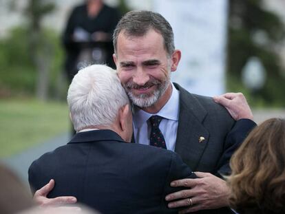 El rey Felipe VI abraza al exalcalde de Barcelona, Pascual Maragall.