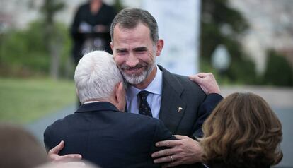 El rey Felipe VI abraza al exalcalde de Barcelona, Pascual Maragall.