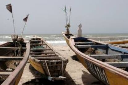 Dos cayucos de los colonos pescadores de Legweichich (Mauritania). EFE/Archivo