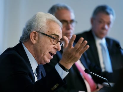 El expresidente de México Ernesto Zedillo durante una reunión de la Comisión Global sobre Política de Drogas, en Bogotá. Al fondo, el expresidente colombiano Juan Manuel Santos.