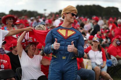 Un simpatizante del candidato republicano vestido de Super Trump en The Villages, Florida.