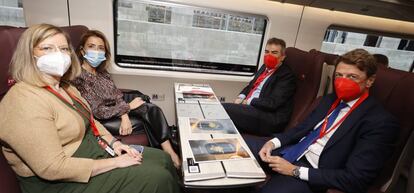 A bordo del tren de Iryo esta mañana, la ministra de Transportes Raquel Sánchez; la presidenta de Adif, Marisa Domínguez; el presidente de Iryo, Carlos Bertomeu, y el CEO de Trenitalia, Luigi Corradi.