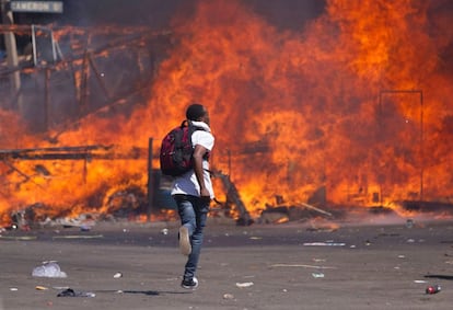 Partidario de la oposición en Zimbabwe durante una protesta por las reformas electorales.