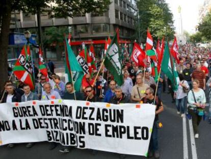 Los trabajadores de Bizkaibus se manifiestan en la séptima jornada de huelga.