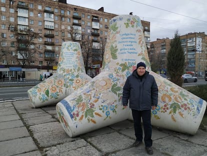 Igor Vasilovich, trabajador del Puerto de Mariúpol, frente a dos Tetrápodos usados para impedir el paso de tanques, el viernes.