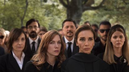 De izquierda a derecha, Nathalie Poza, Israel Elejalde, Natalia Rodríguez, Carlos Bardem, Ana Belen, Antonio Velázquez y Manuela Velasco en 'Traición'.