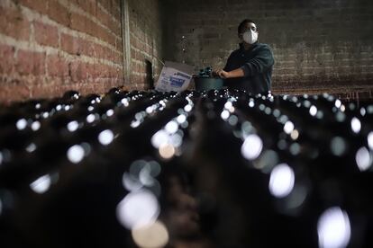 Un artesano trabaja en un taller de esferas en el Estado de México. 