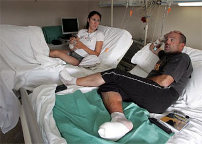Edurne Pasabán y Juan Oiarzabal, en el hospital de Zaragoza donde fueron atendidos en agosto.