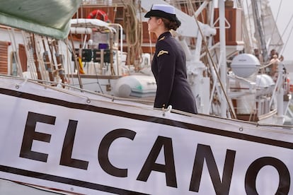 La princesa de Asturias embarcando en el Juan Sebastin Elcano.
