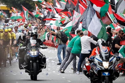 Paso de la etapa de la Vuelta por Bilbao poco antes de su suspensión.
