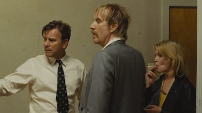 Ewan McGregor, Rhys Ifans y Lara Flynn Boyle, en 'La familia en el diván'.