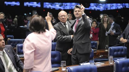 Senador Medeiros (PSD-MT) discute com a senadora F&aacute;tima Bezerra (PT-RN), que disse que Congresso n&atilde;o tinha moral para votar a PEC.
  