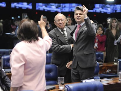 Senador Medeiros (PSD-MT) discute com a senadora F&aacute;tima Bezerra (PT-RN), que disse que Congresso n&atilde;o tinha moral para votar a PEC.
  