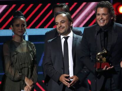 Carlos Vives recibe el Grammy a la mejor canción del año.