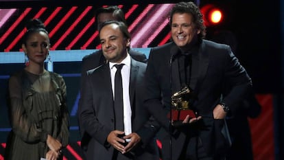 Carlos Vives recibe el Grammy a la mejor canción del año.