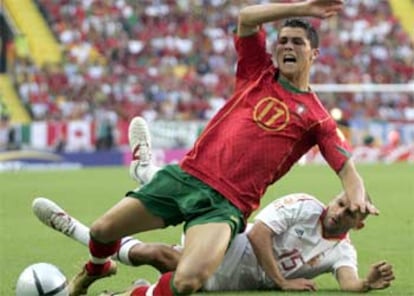 Cristiano Ronaldo cae al césped tras una entrada de Raúl Bravo.