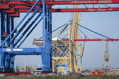 Gruas paradas en el puerto de Valencia por la huelga de estibadores.