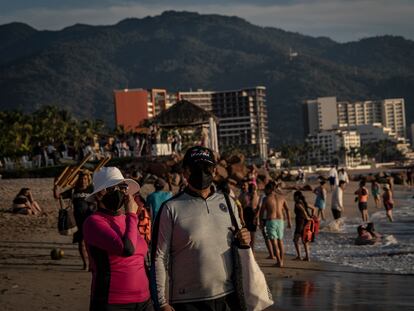 Un grupo de turistas disfrutan las playas de Puerto Vallarta