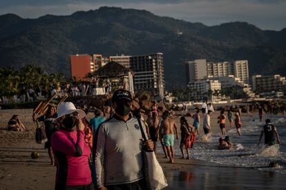 Un grupo de turistas disfrutan las playas de Puerto Vallarta