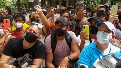 Cubanos hacen fila frente a la Embajada de Panamá en La Habana.