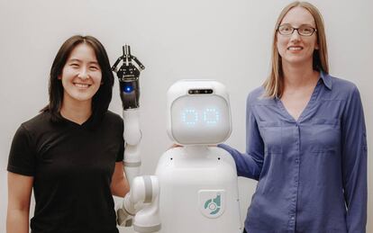 Moxi acompañado de Andrea Thomaz (derecha), CEO y cofundadora de Diligent Robots, y de Vivian Chu, cofundadora de la compañía. |