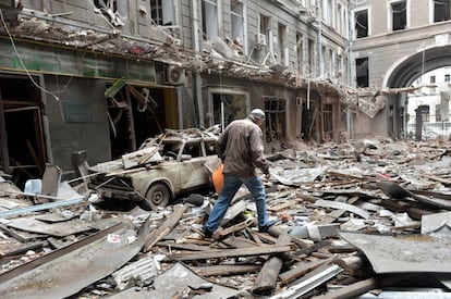 Un hombre camina entre los escombros de un edificio en Járkov. 