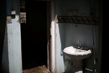 Vista del interior de un baño de una casa abandonada del oeste de Mosul.