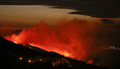 Vista general del incendio en el monte Igueldo.