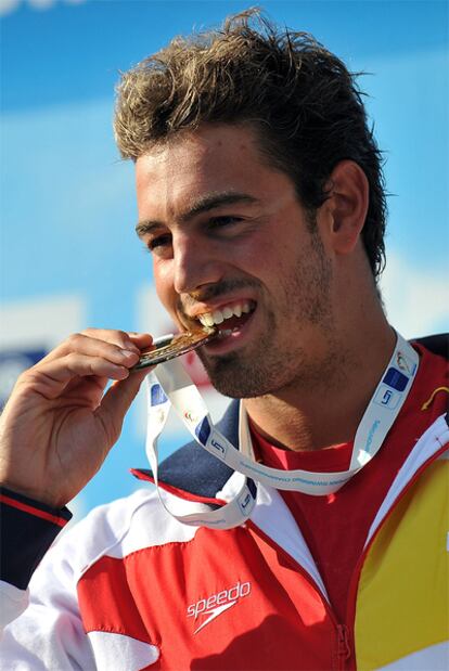 Rafa Muñoz posa con la medalla de oro que acredita su triunfo en los 50m mariposa.