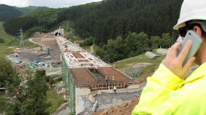 Obras de construcción del AVE vasco en Beasain.