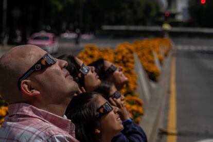En Ciudad de México la luna cubrió un 70% del disco solar.