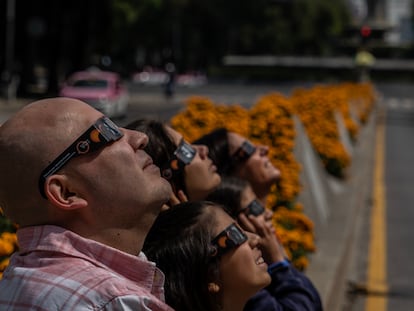 Personas observan el eclipse parcial de Sol en Ciudad de México, el 14 de octubre de 2023.