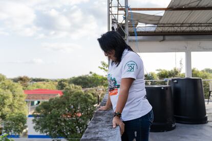 María Aguillón, de la Fundación de Derechos Humanos Joel Sierra, en el último piso del edificio sede de diferentes organizaciones sociales que fue atacado el 19 de enero de 2022 con un carro bomba.