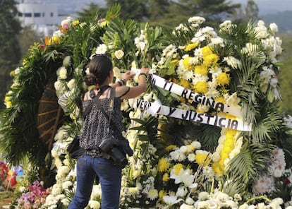 Una fotógrafa coloca una ofrenda floral durante el funeral de Regina, el 30 de abril de 2012, en Xalapa, Veracruz.