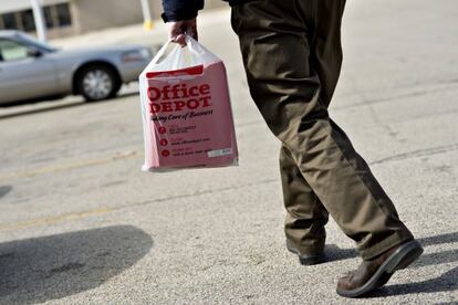 un cliente con una bolsa de Office Depot.