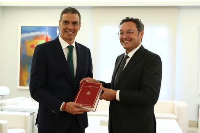 El presidente del Gobierno, Pedro Sánchez, recibe la Memoria Anual de la Fiscalía General del Estado de manos de su responsable, Álvaro García Ortiz, este miércoles en La Moncloa.