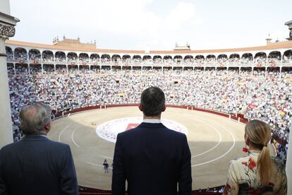 El rey Felipe VI es aplaudido por toda la plaza de Las Ventas de Madrid puesta en pie, en la corrida de la Beneficiencia que él presidió. A su lado, la presidenta de la Comunidad de Madrid, Cristina Cifuentes, y el ministro de Cultura, Íñigo Méndez de Vigo, el 16 de junio de 2017.