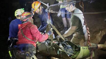 El personal de rescate durante las labores de extracción en la cueva de Chiang Rai.