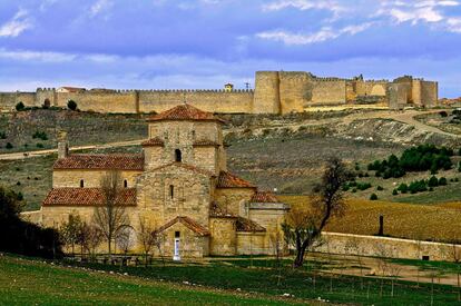 Presume de tener el conjunto amurallado mejor conservado de toda la provincia de Valladolid, medieval, del siglo XIII; un castillo del siglo XI; y una ermita en el valle, extramuros, bello ejemplo de románico lombardo (en la foto). Por todo ello, Urueña fue declarada conjunto histórico artístico en 1975. Desde 2007 es, además, villa del libro, con 12 librerías y establecimientos vinculadas al libro y la literatura. www.urueña.es