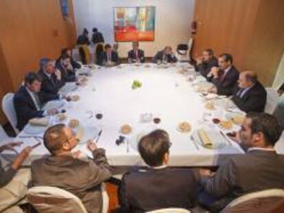 El almuerzo con directores de medios de comunicación en Valladolid que ha celebrado hoy el director de operaciones de la Región Europa de Renault, Stefan Müller.