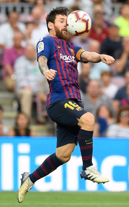 Lionel Messi controla la pelota con el pecho, durante el partido que ha enfrentado a su equipo con el Huesca.