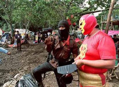 Superbarrio Gómez (a la derecha) con un miembro  del Ejército Zapatista de Liberación Nacional,  en Chiapas en agosto de 1994.
Foto: Gerardo Magallon