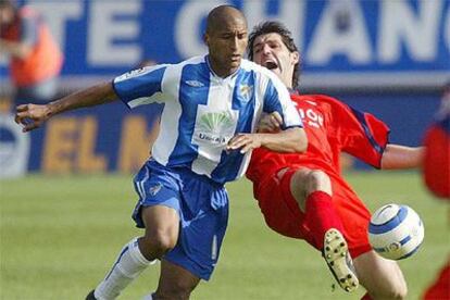 Romero y Jordi, que cae hacia atrás, disputan el balón.