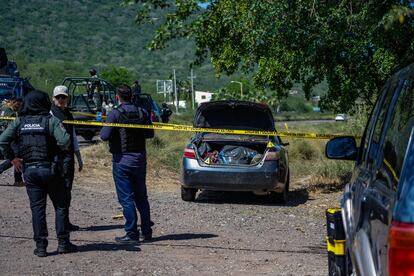 Autoridades de seguridad acuden al lugar donde fueron encontrados los cuerpos de dos hombres dentro de un auto, al sur de Culiacán. 