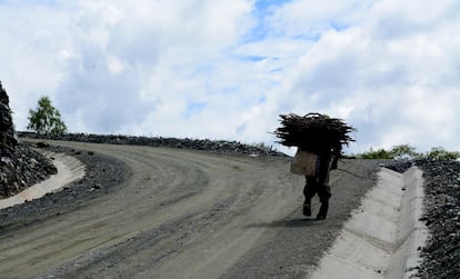 Una carretera de 17,5 kilómetros está en construcción para comunicar a seis comunidades que hasta hace unos meses tardaban entre tres y cuatro horas a pie en completar el trayecto. Los coches no cabían por el camino. 
