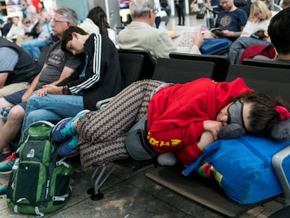 Pasajeros esperando en la terminal del aeropuerto de Heathrow.