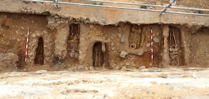 Cuerpos hallados por los arqueólogos junto a la muralla de Almazán (Soria).