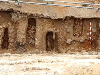 Cuerpos hallados por los arqueólogos junto a la muralla de Almazán (Soria).