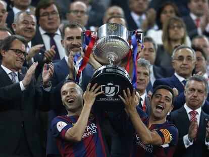 Iniesta y Xavi levantan la Copa de 2015.
