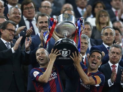 Iniesta y Xavi levantan la Copa de 2015.